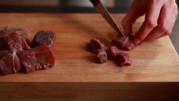 Руки Женщины Закрывают Разрезая Сырую Говядину Мелкие Кусочки Рагу Кулинария — стоковое видео