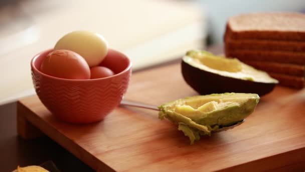 Fechar Colher Com Pronto Para Comer Abacate — Vídeo de Stock