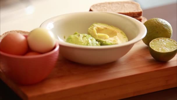 Produkter För Att Göra Avokado Toast Med Ägg Närbild — Stockvideo