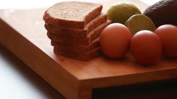 Продукти Приготування Тостів Авокадо Яйцем Крупним Планом — стокове відео