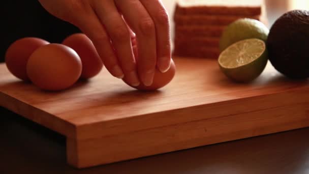 Vrouw Handen Peeling Hard Koken Houten Plank Close Thuis — Stockvideo