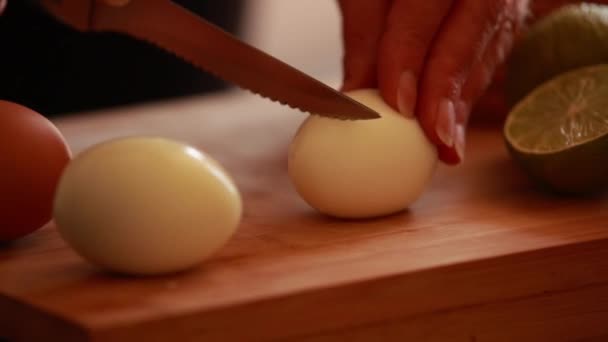 Vrouw Handen Snijden Hard Koken Close Houten Plank Thuis — Stockvideo