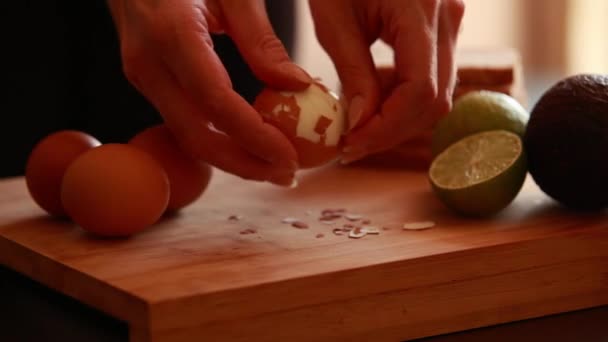 Žena Ruce Peeling Tvrdé Vařit Vejce Dřevěné Desce Zblízka Doma — Stock video