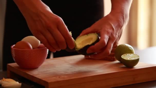 Kvinna Händer Förbereda Avokado För Att Äta Närbild Träskiva Hemma — Stockvideo