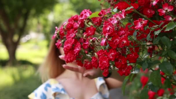 Mulher Com Óculos Sol Close Retrato Jardim Fora — Vídeo de Stock