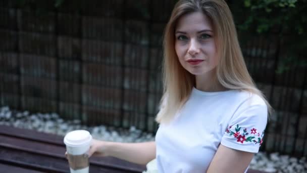 Mujer Ropa Casual Con Una Taza Café Para Salir Exterior — Vídeos de Stock