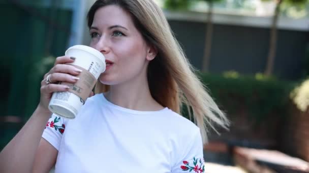 Mulher Roupas Casuais Com Uma Xícara Café Para Sair — Vídeo de Stock