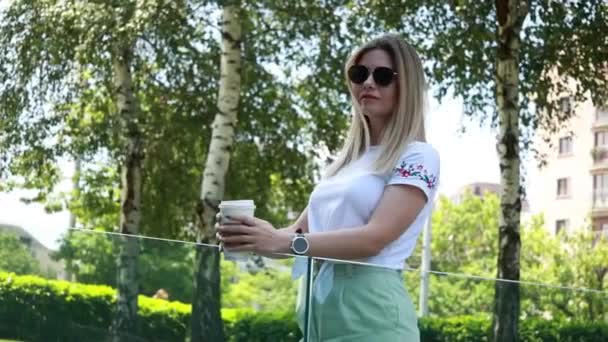 Bir Fincan Kahveyle Sıradan Giyinmiş Bir Kadın Dışarı Çıkıyor — Stok video