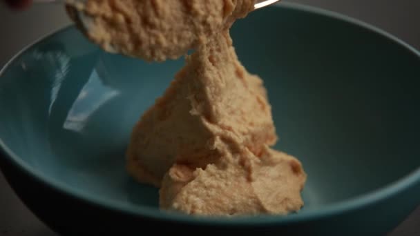 여자의 클로즈업을 매혹적인 비디오는 음식과 내용에 이상적인 파란색 그릇에 Hummus를 — 비디오