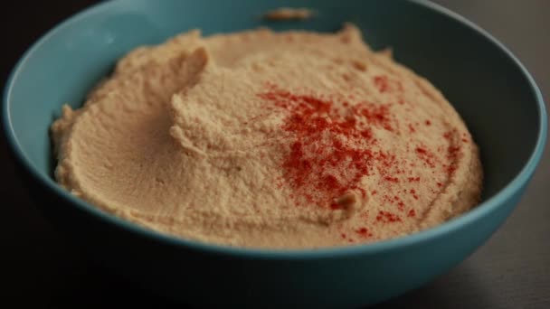 여자의 클로즈업을 매혹적인 비디오는 음식과 내용에 이상적인 파란색 그릇에 Hummus를 — 비디오