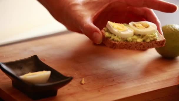 Γυναικεία Close Χέρια Προετοιμασία Τοστ Αβοκάντο Βραστό Αυγό — Αρχείο Βίντεο