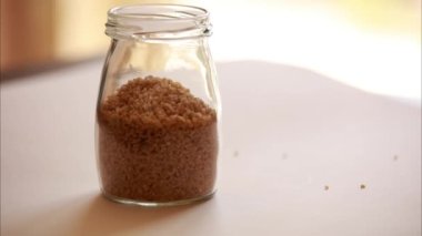 Beyaz Arkaplanda Bir Kavanozda Bulgur Gıda Deposu