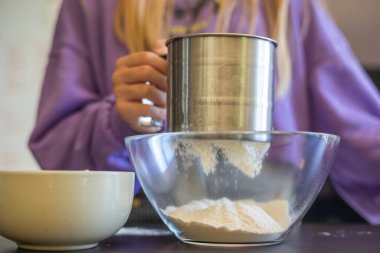 Çocuğun Elleri Un Silimi Yakından