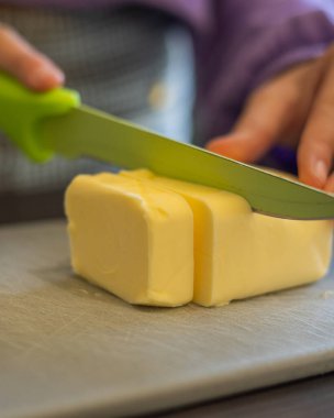 Küçük Şefin Zevki: Çocuk Elleri Kesme Tereyağı 'nın Yakın Çekimi