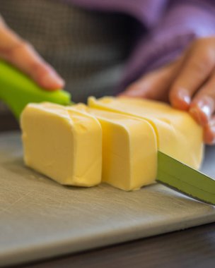 Küçük Şefin Zevki: Çocuk Elleri Kesme Tereyağı 'nın Yakın Çekimi