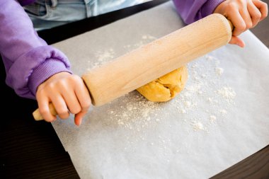  Çocuk 'un Elleri Yuvarlanıyor Kısa Hamur Yakından