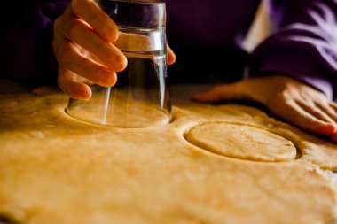 Bir çocuğun ellerinin ustalıkla işlenmemiş hamuru bir bardakla kesmesi, büyüleyici mini turtalar yaratmak için enfes bir pişirme yolculuğuna çıkması gibi neşeyi yakalayın.