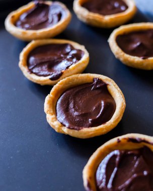 Çikolata-Böğürtlenli Mini Turtalar Tepside Yakın Çekim