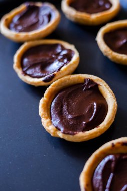 Çikolata-Böğürtlenli Mini Turtalar Tepside Yakın Çekim