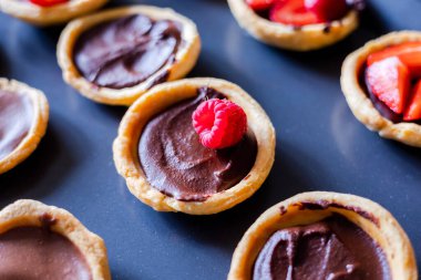 Çikolata-Böğürtlenli Mini Turtalar Tepside Yakın Çekim