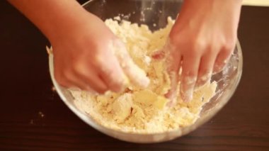 Yaratıcı Mutfak Eğlencesi: Mini tartlar için Çocuk Elleri Ham Kısayol Yapımı