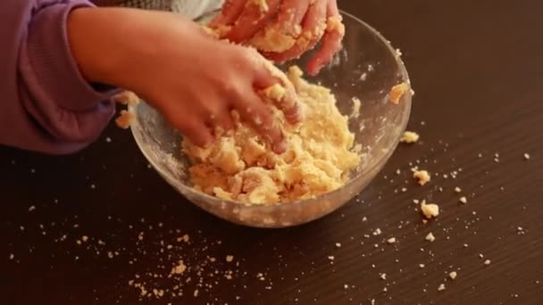 Diversão Culinária Criativa Mãos Criança Criando Shortcrust Cru Para Mini — Vídeo de Stock
