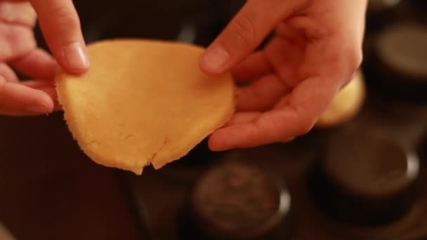 Gros Plan Sur Pâte Croûte Courte Formée Dans Coquille Tarte — Video