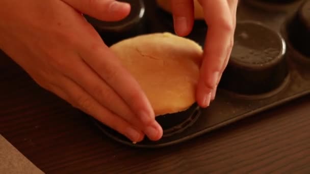 Κοντινό Πλάνο Του Shortcrust Dough Σχηματίστηκε Tart Shell — Αρχείο Βίντεο