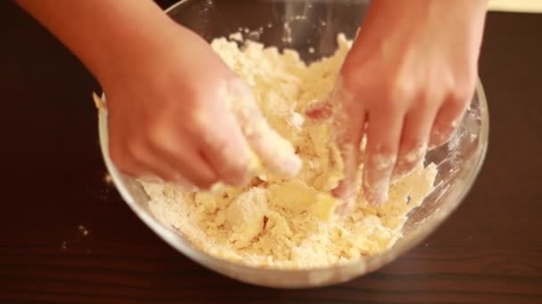 Креативна Кулінарна Забава Дитячі Руки Створення Сирої Короткої Скоринки Міні — стокове відео