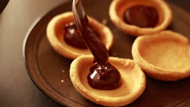 Çikolata Doldurulmuş Mini Turtalar Masaya Yaklaşın — Stok video