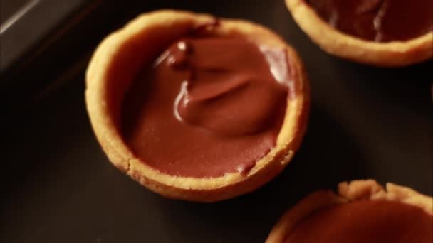 Mini Tarts Umplute Ciocolată Închideți Masă — Videoclip de stoc
