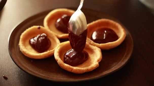Mini Crostate Ripiene Cioccolato Close Sul Tavolo — Video Stock