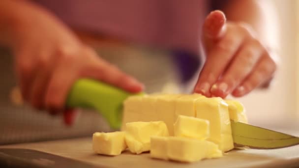 Дитина Ріже Кубики Масла Крупним Планом Кухні — стокове відео