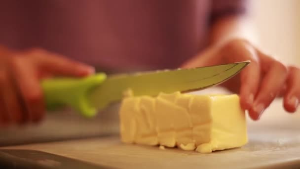 Kid Cutting Butter Cubes Close Cozinha — Vídeo de Stock