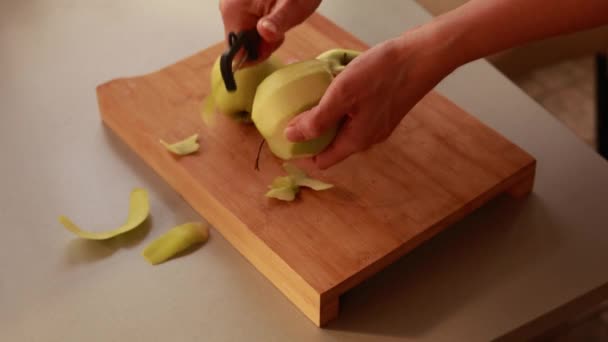 Γυναίκα Στην Κουζίνα Ξεφλουδίζει Μήλα Για Κέικ Μήλου — Αρχείο Βίντεο