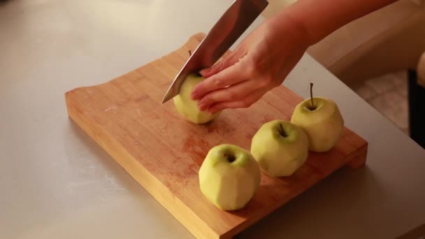 Жіночі Руки Розрізали Зелене Яблуко Шматки Крупним Планом — стокове відео