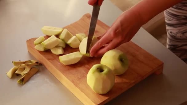 Kvinnliga Händer Skär Grönt Äpple Bitar Närbild — Stockvideo