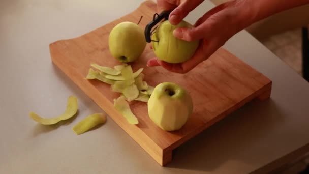 Женщина Кухне Чистит Яблоки Яблочного Пирога — стоковое видео