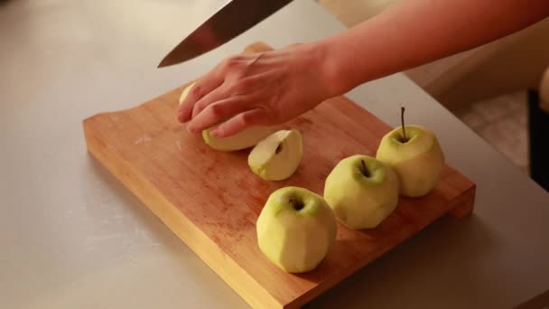 雌性手把青苹果切成碎片 靠近点 — 图库视频影像