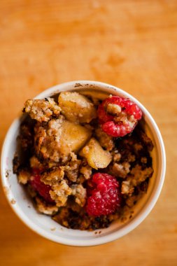 Lezzetli Besleyici: Patlayan Böğürtlenli Sağlıklı Elmanın Yakın Çekimi