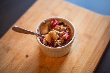 Lezzetli Besleyici: Patlayan Böğürtlenli Sağlıklı Elmanın Yakın Çekimi