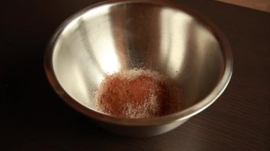 Kuru ekmek hamuru ile hamur çırpıcısının karışımı.. 