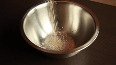 Kuru ekmek hamuru ile hamur çırpıcısının karışımı.. 