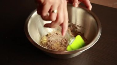 Sağlıklı Krepler İçin Elma Karıştırma ve Izgara Kadın