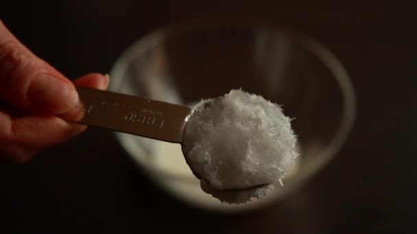 코코넛 오일의 스푼을 클로즈업 — 비디오