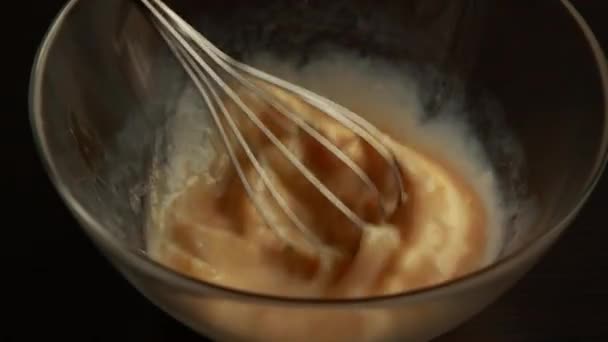 Blandning Flytande Ingredienser För Pannkakor Med Visp Ovanifrån Köksbordet Matlagning — Stockvideo