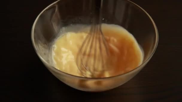 Flüssige Zutaten Für Pfannkuchen Mit Einem Schneebesen Mischen Draufsicht Auf — Stockvideo