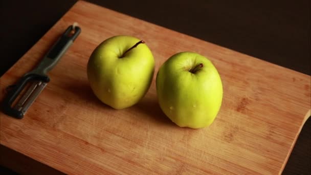 キッチンの女性はりんごケーキのリンゴを剥がします — ストック動画
