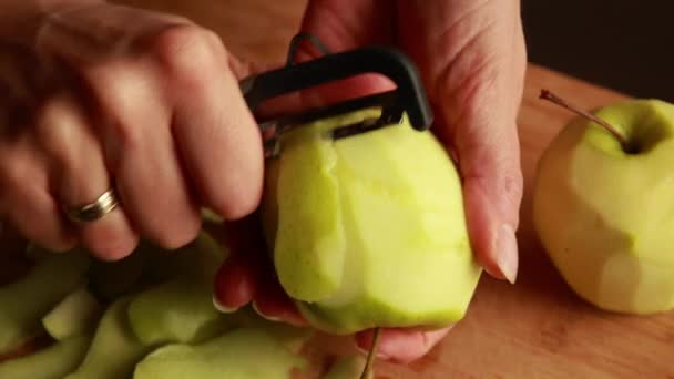 Vrouw Keuken Schillen Appels Voor Appeltaart — Stockvideo