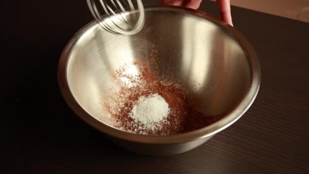 Mezclar Ingredientes Secos Para Masa Pan Corto Con Batidor Pastelería — Vídeo de stock